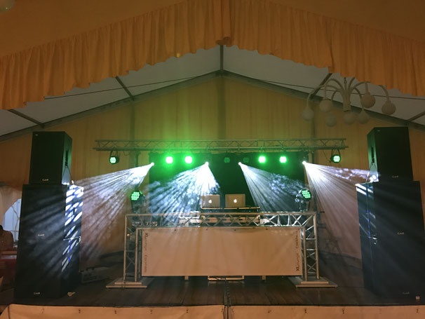 DJ Florian Weidner sorgt für Stimmung auf einem Schützenfest in Lippe