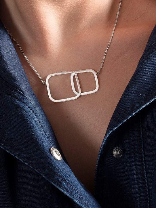 collier en argent recyclé porté au cou d'une femme modèle Q03 de la collection Quadra