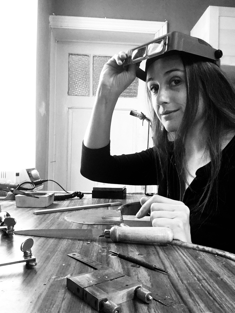 candice de rijcke dans son atelier de joaillerie