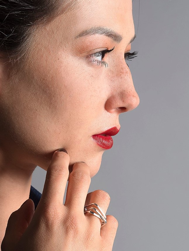 visage de femme et main portant une bague Q02 en argent recyclé de la collection Quadra