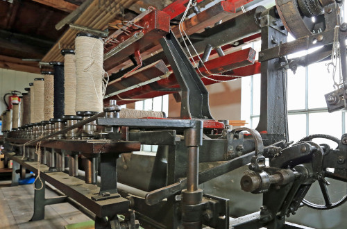 Zwirnspulen auf der Haspel