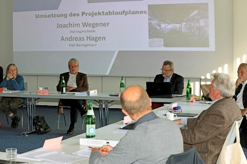 Das Podium des 2. Workshops (v.l.nr.) stv. Vorsitzende Anne-Katrin John, Vorsitzender Thomas Krüger, Projekt-Boschafter Franz Thönnes