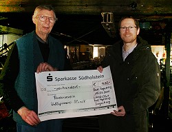 Symbolische Spendenübergabe durch den amtierenden Präsidenten des Lions Clubs Thorsten Dittrich an Hans-Friedrich Blunk.