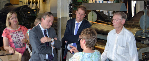 Inke Studt-Jürs erläutert Petra Kröger, Dr. Axel Bernstein MdL, Gero Storjohann MdB und Hans-Friedrich Blunk (vlnr.) den Finanzierungsbedarf beim informellen Rundgang.