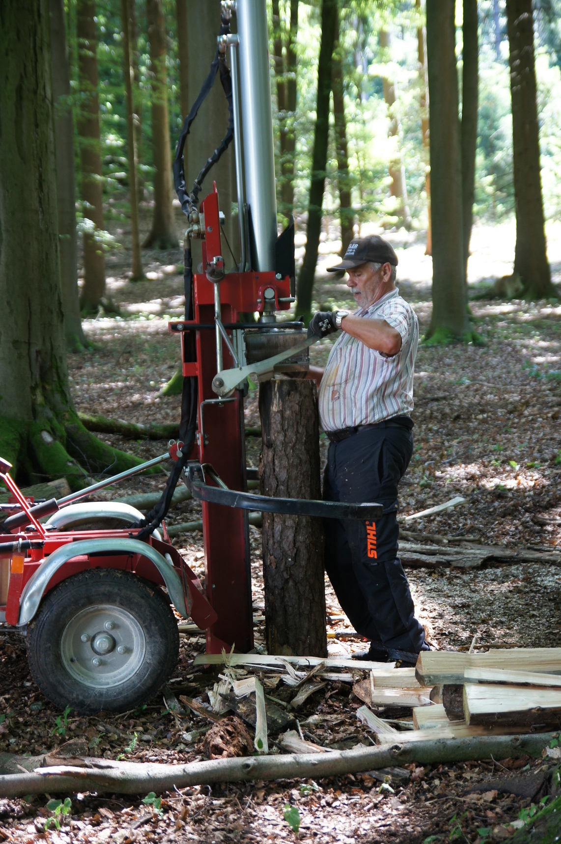 Vor dem Stapeln muss das Holz gespalten und gesägt werden