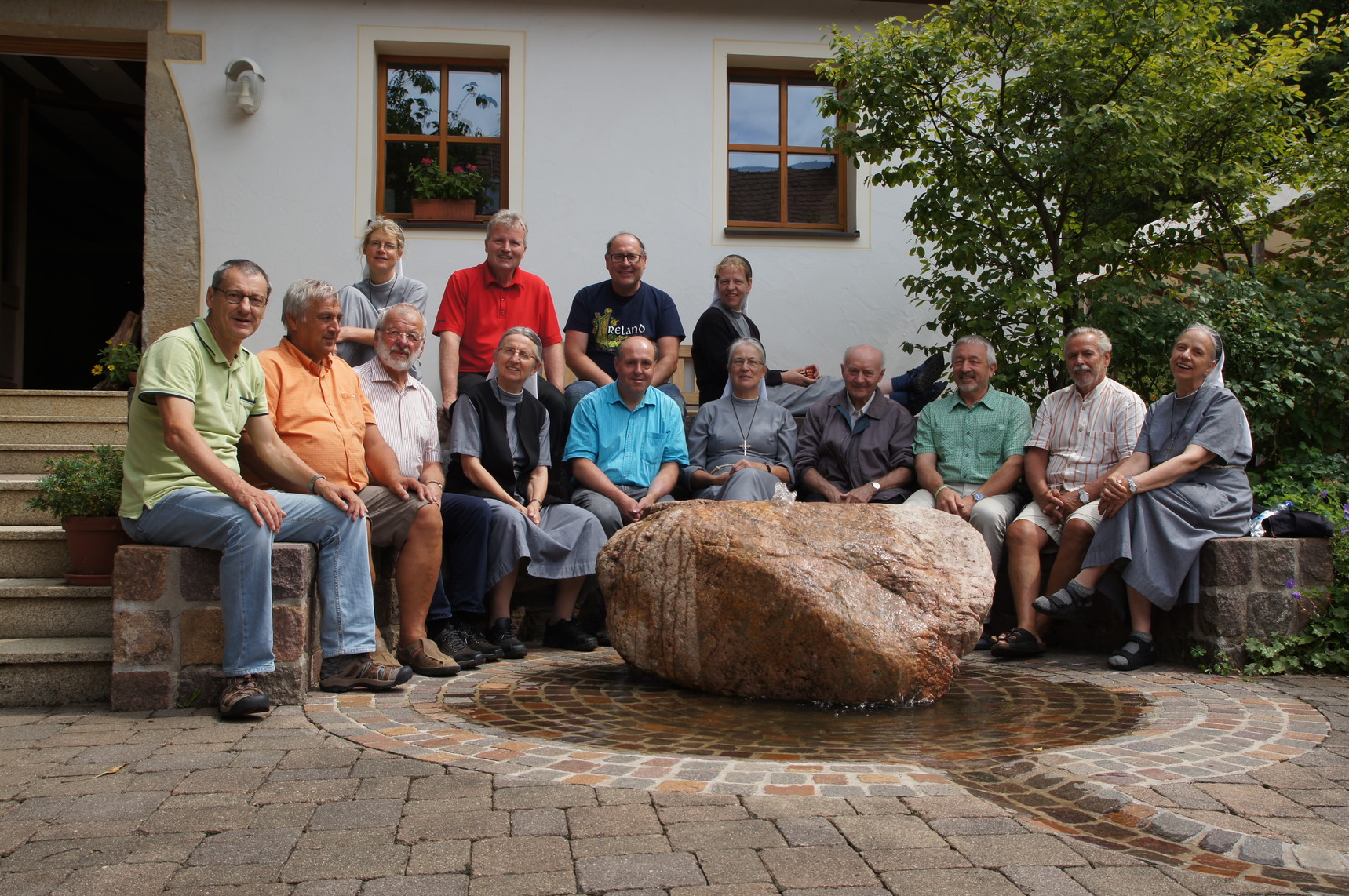 Abschiedsfoto: Die Schwestern von Hof Birkensee und die Männer aus Aalen