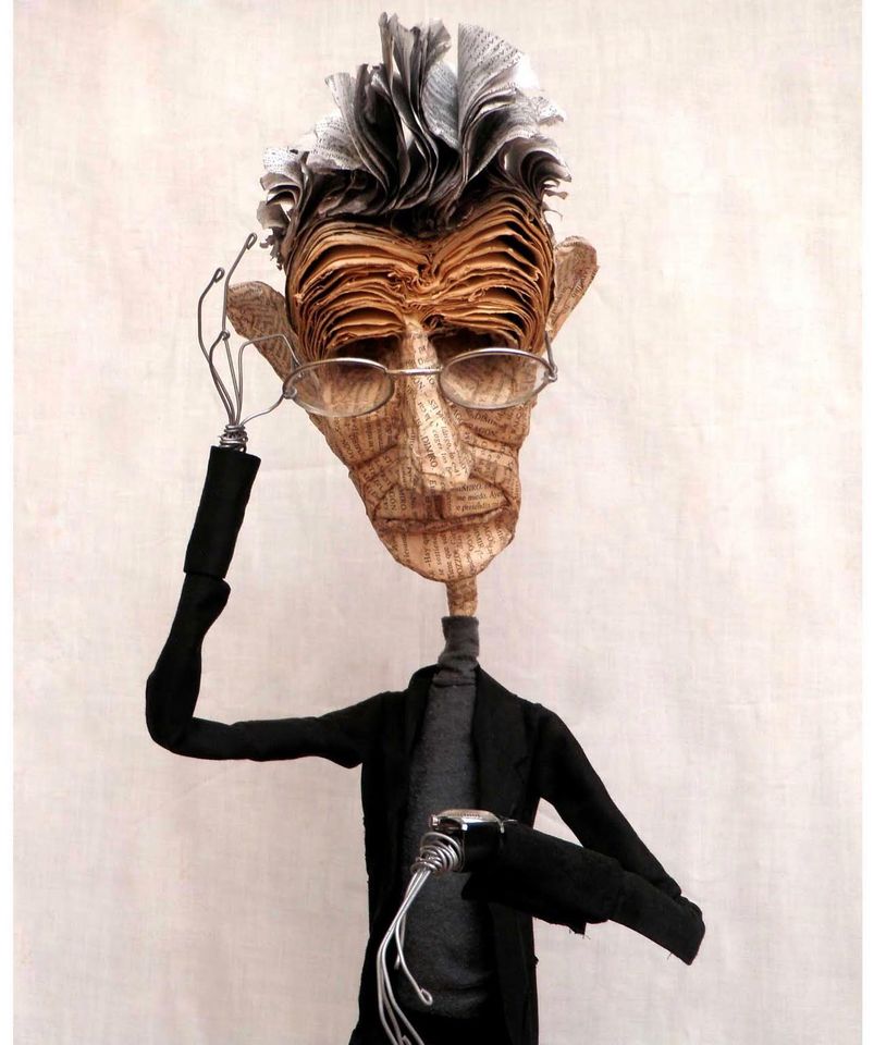 Beckett,  obra del 2010 construida con alambre,  tela, madera, papel, un reloj y anteojos todos recuperados  de la calle. Fotografía tomada de la página de Facebook de Maraña gestual. ¡Gracias por la calidad!
