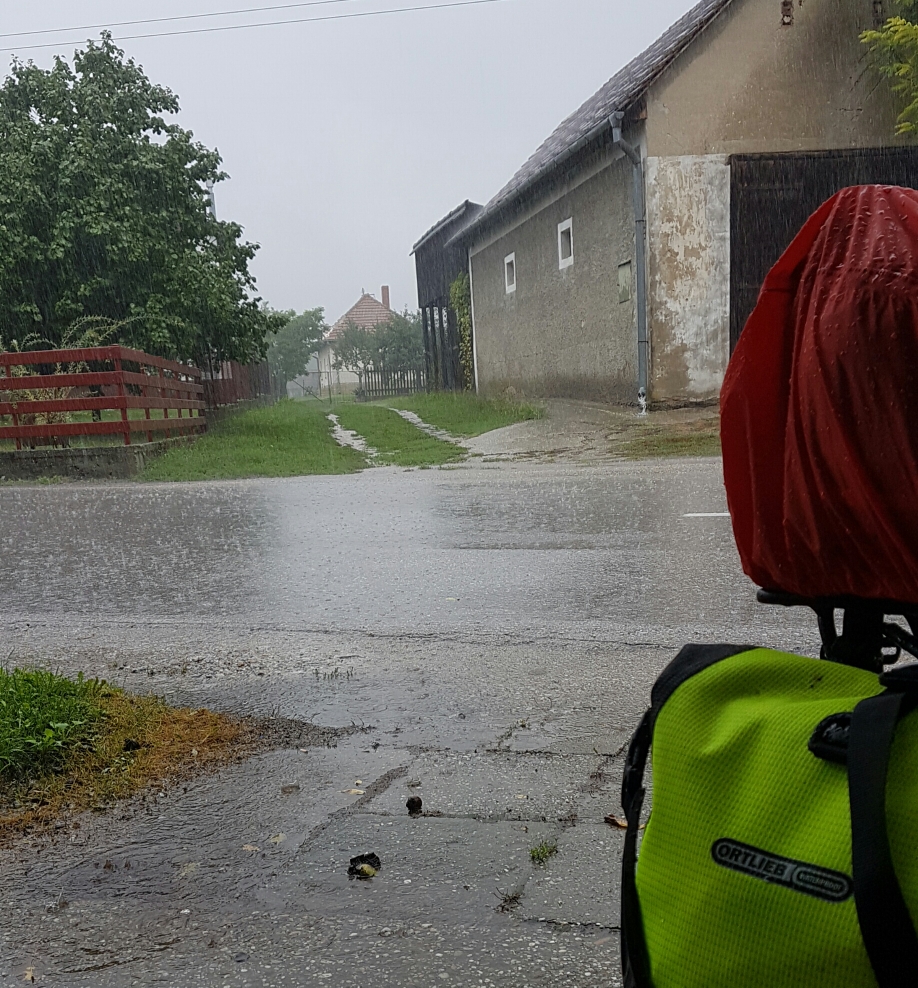 Regen. Blitz. Donner. Regen.
