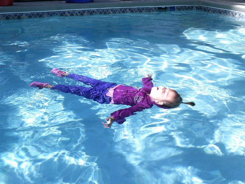 ISR, el método con que los bebes aprenden a flotar en el agua - Vivo