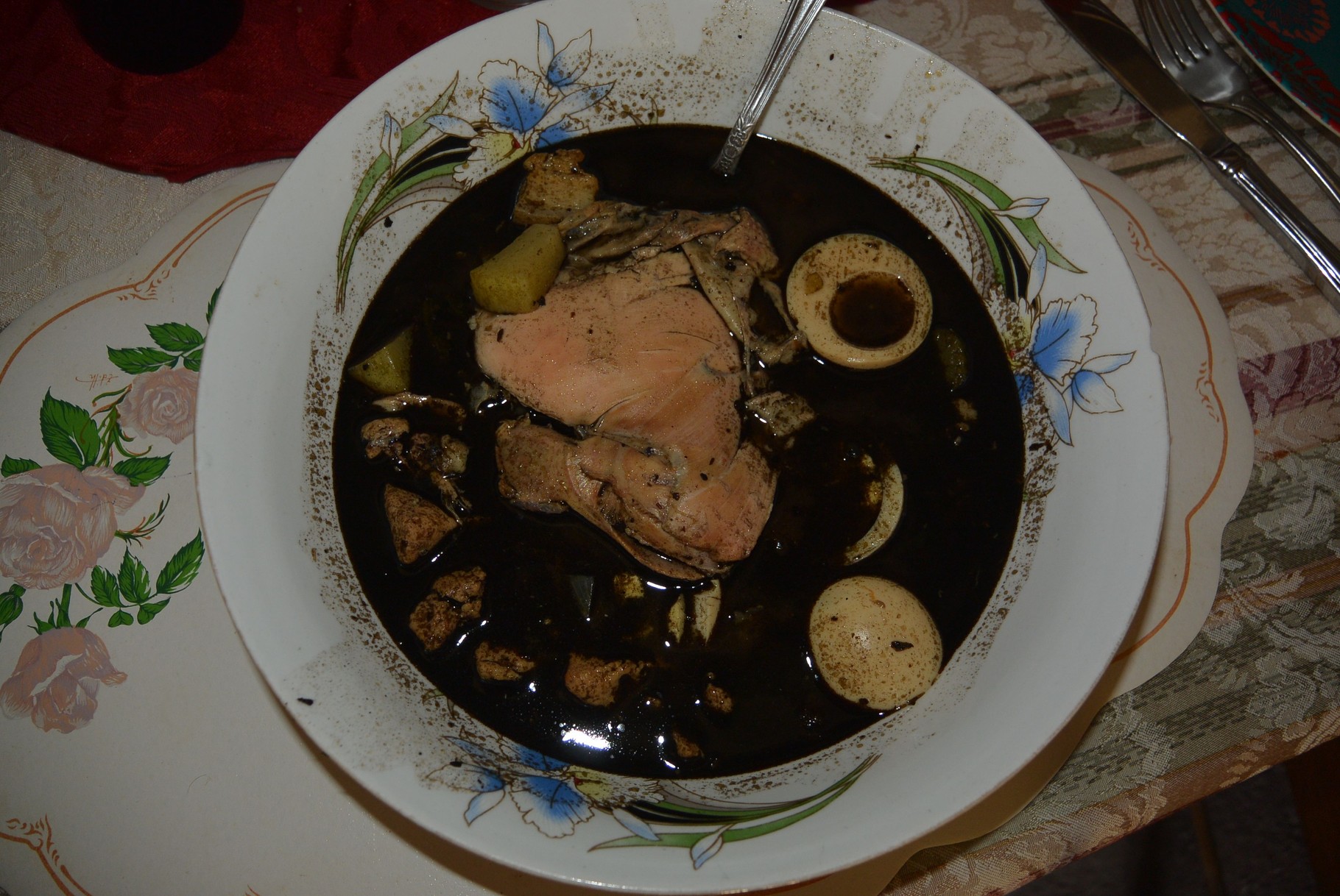 Plat traditionnelle de Noël, soupe au bouillon noir et oeufs durs !