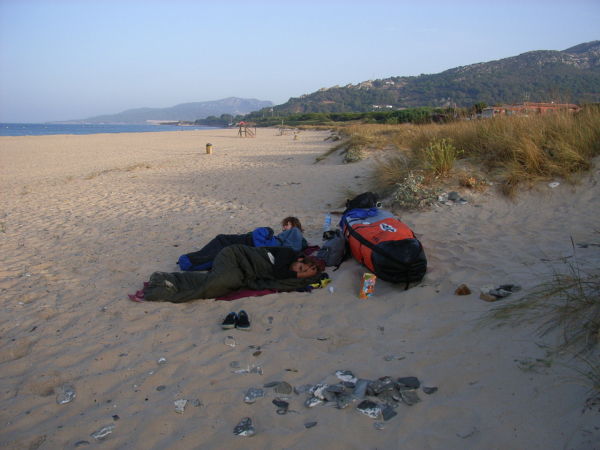 Der erste Morgen nach der Nacht am Strand, und der Wind weckt uns.