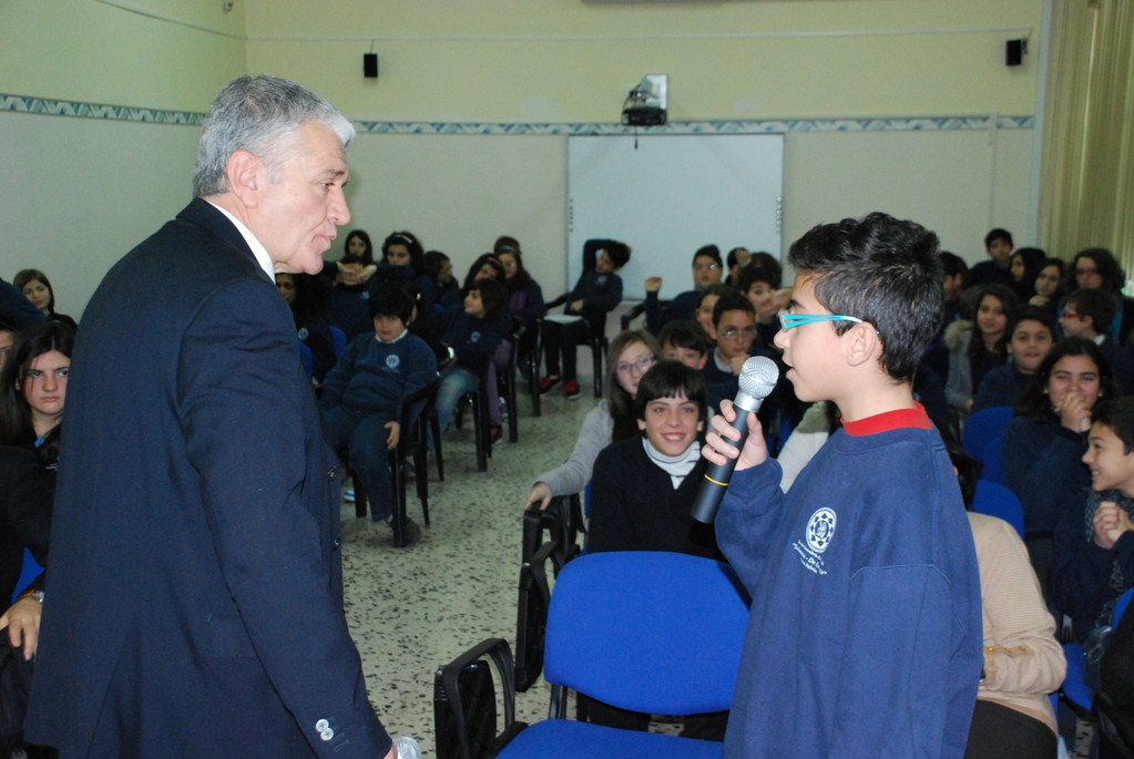 Ciro Iannone rivolge la domanda al questore