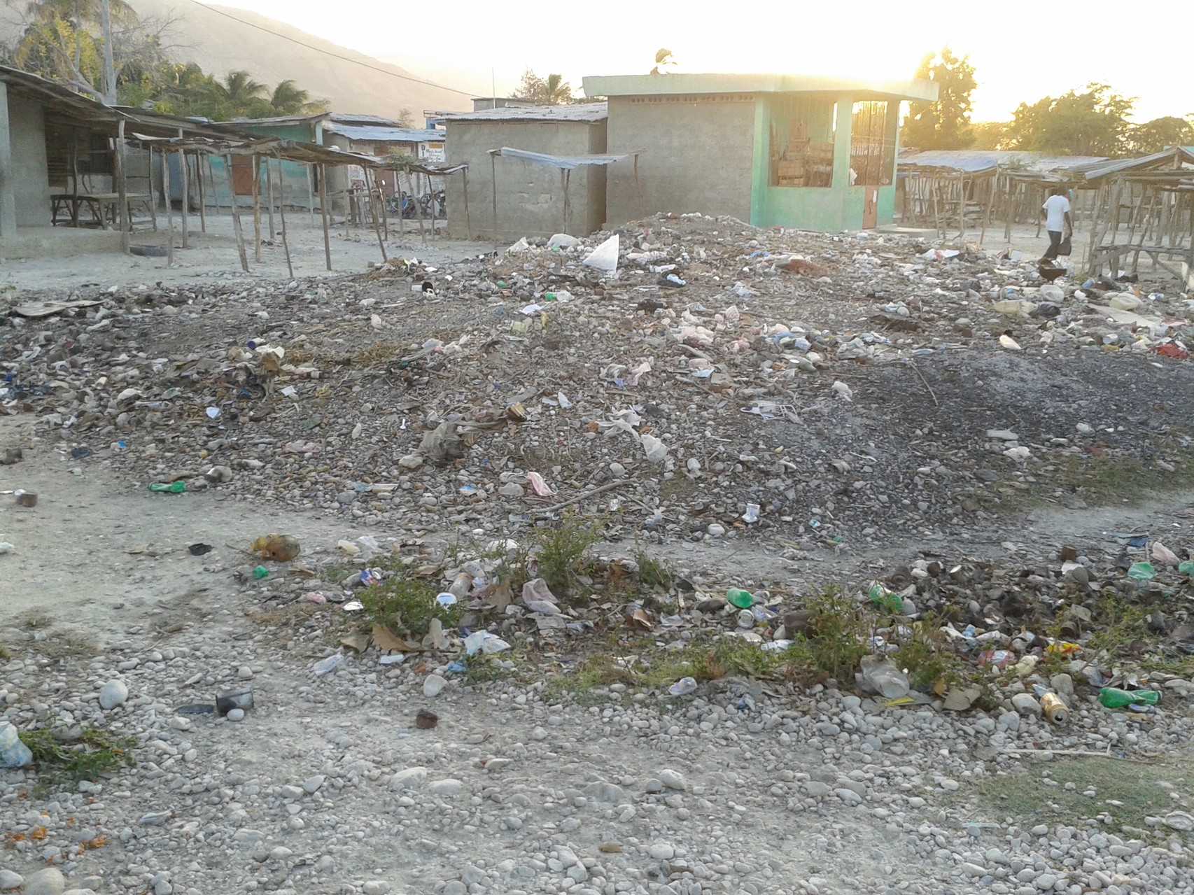 Emplacement où la halle va être construite. A l'origine, il existe une pile de fatras (poubelles), où des commerçantes vendaient de la nourriture à proximité 