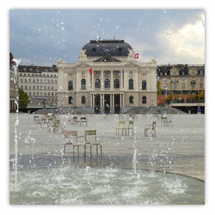 StadtSichten Zürich: Bild Opernhaus Zürich mit Springbrunnen. Blick über den Sechseläutenplatz.