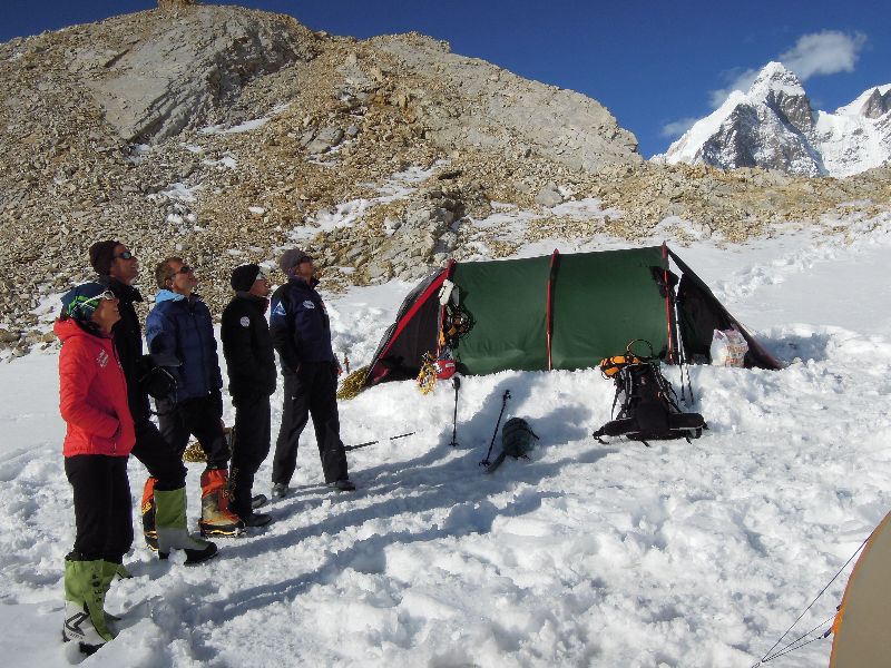 Das ganze Team beim Studieren der Aufstiegsroute in Lager I <br> © Ralf Dujmovits