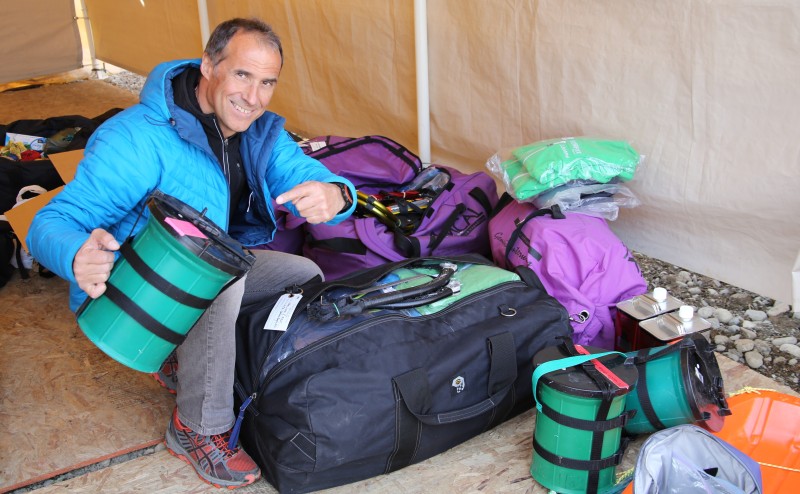 Beim Umpacken der Ausrüstung mit den Toilettencontainern, die wir im Basislager des Mooses Tooth und am McKinley verwenden sollen