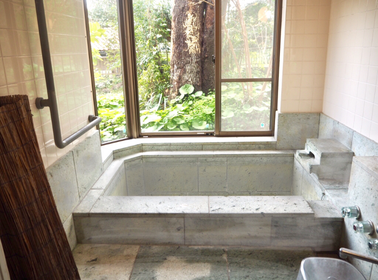 開放的な伊豆石のお風呂でゆったりとお過ごしください。