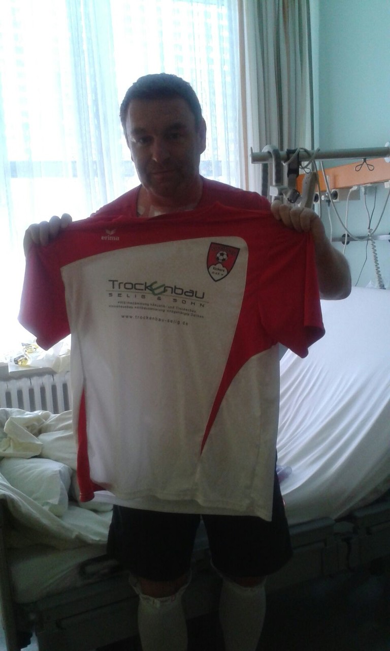... auch im Krankenhaus ist der Trainer in Gedanken beim Team