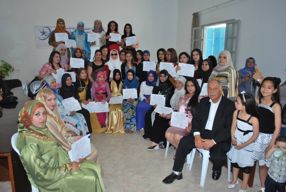 Photo souvenir du premier groupe de bénéficiaires du Centre OAEC de formation en confection lors de la remise des attestations de fin de formation le 11 Mai 2013 – à la Municipalite d'Ezzouhour