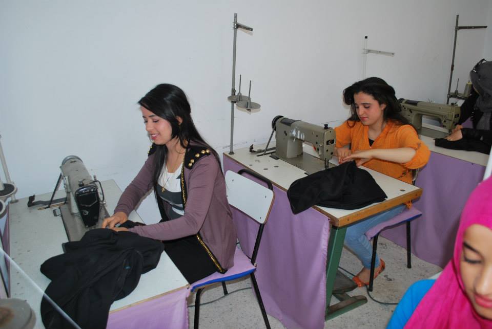 Après le dsespoir,cle manque et la pauvreté, Les filles d'Ezzouhour en cours de formation au Centre OAEC de Formation en confection, sont à l'oeuvre toutes souriantes et pleines d'espoir et de projets