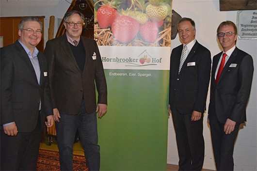 Die Talkrunden Teilnehmer vor dem Schild des Hornbrooker Hofs