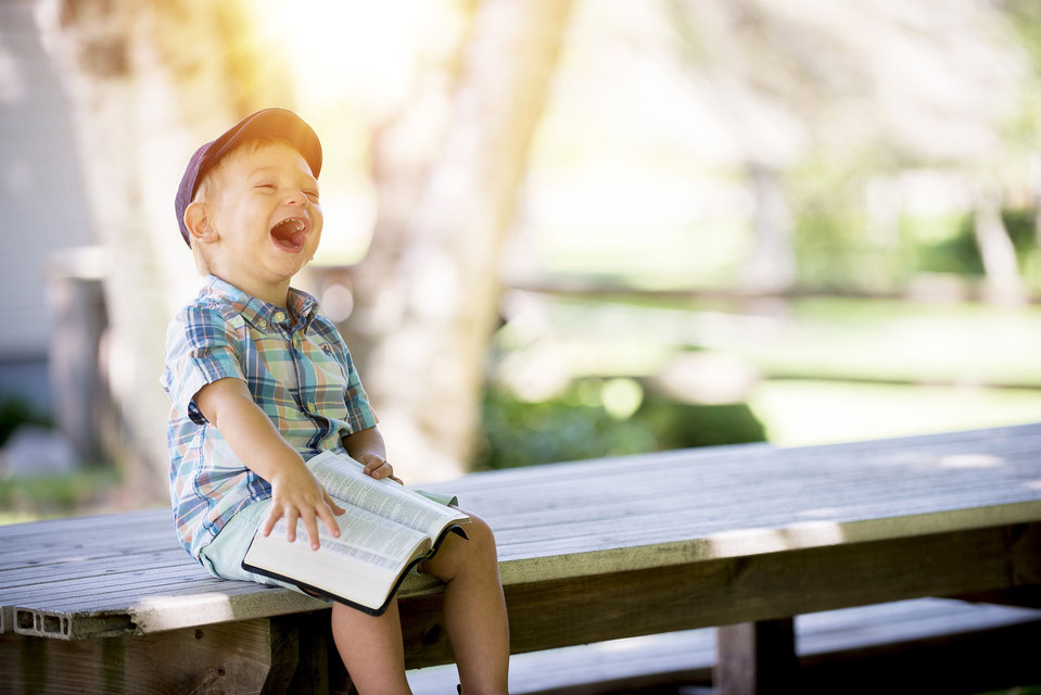 Eltern, Kinder, Familie, Junge, Bub, lachen, lesen, glücklich leben, Leben, Mut. Ermutigung, Eltern und Lifestyle, Erziehung, Liebe,