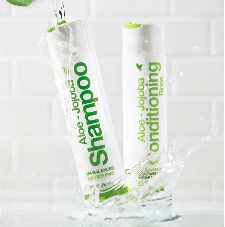 Shampoing à base d aloe vera, d'huile de Jojoba et d'eglantier ainsi que d huile essentielle de lavande vrai  hydrate et régénère vos cheveux  .... ✔️L'après shampoing vous facilitera le démêlage et rendra leur brillance à vos cheveux. Utilisés pour tous cheveux sans parabens, sulfate et silicone. 