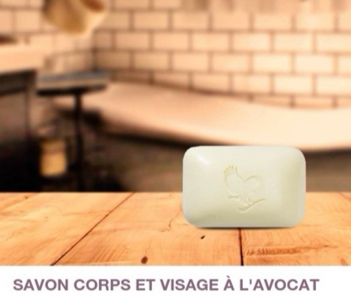 Pour le nettoyage du visage, des mains et du corps, de toutes les peaux même les plus sensibles.   Bénéfices  Enrichi en beurre d’avocat, le Savon Corps et Visage à l'Avocat nettoie délicatement la peau du visage, des mains et du corps. Il convient à toutes les peaux même les plus sensibles. Hydratant*, il respecte l'équilibre de la peau et laisse un film hydratant* à sa surface. Il permet de garder un épiderme propre et sain. Son léger parfum aux fleurs de citronnier est un véritable plaisir.  ✔️Le savon est également prévu pour les hommes ne pouvant se passer de blaireau un trou place au milieu est pensé pour eux et accompagné d'une noisette de gel douche soap vous fera une excellente mousse à raser 