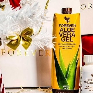 Forever fête aussi Noël avec sa pulpe d aloe vera , boisson  essentielle pour votre santé que l on prend quotidiennement reconnu dans le monde entier pour ses bienfaits accompagné des ses compléments de vitamines c... n hésitez à me contacter ☺️🎁