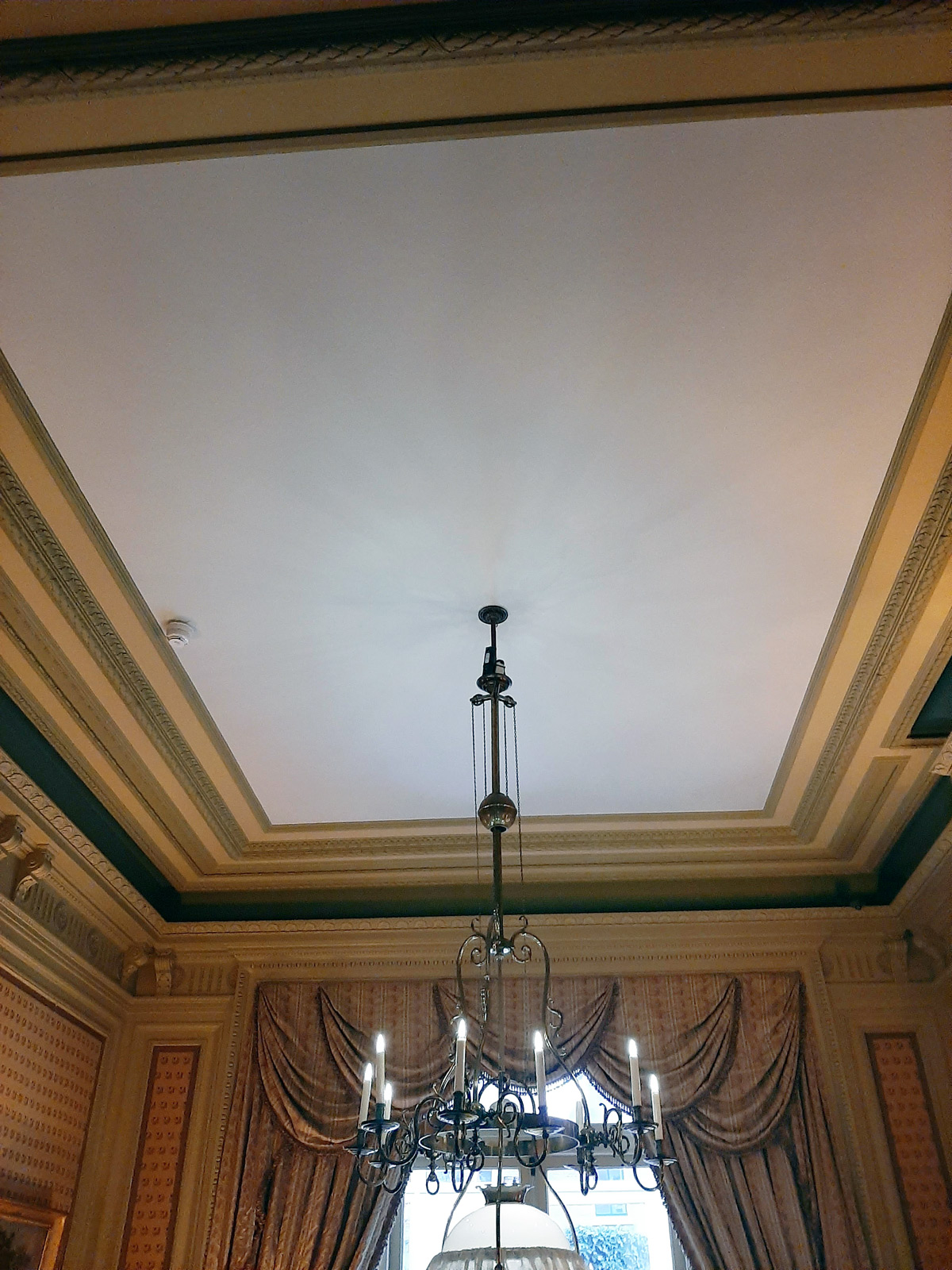 Het plafond zonder schildering, waarschijnlijk is het plafond rond 1950 weggehaald en opnieuw gestuct