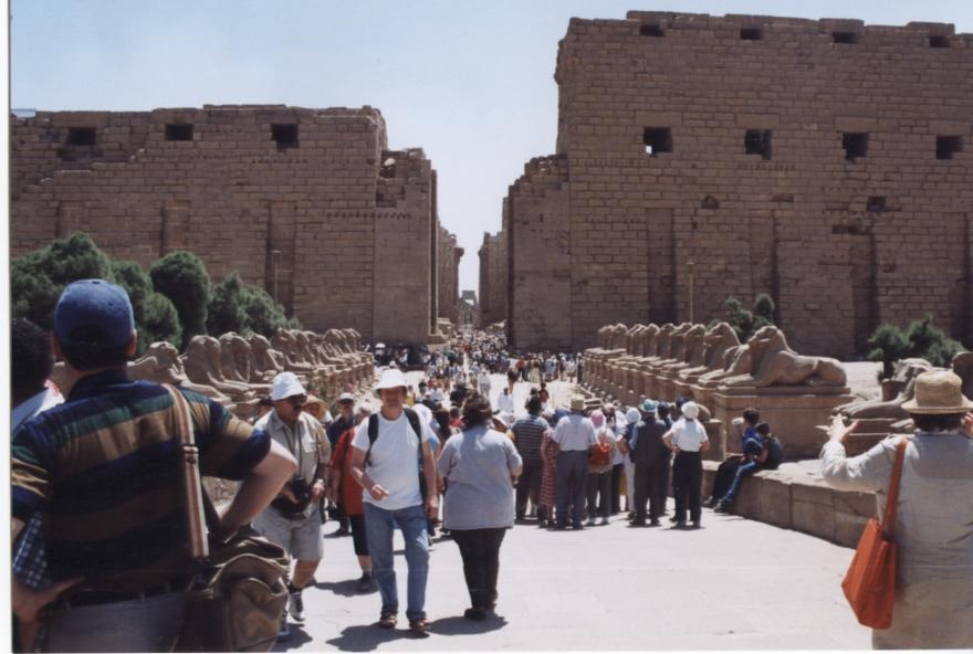 Karnak: Avenue de sphinxs à tête de béliers.