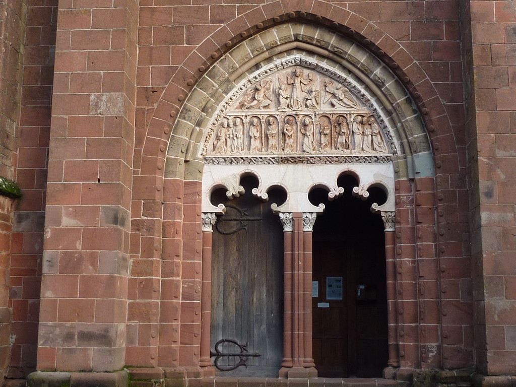 Le portail de l'église Saint-Pierre