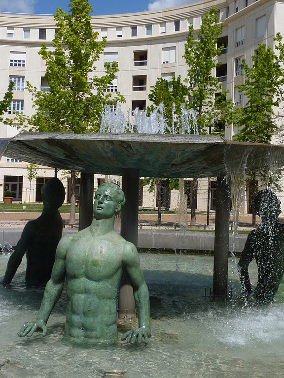 Fontaine des Baigneurs : Place de Thessalie
