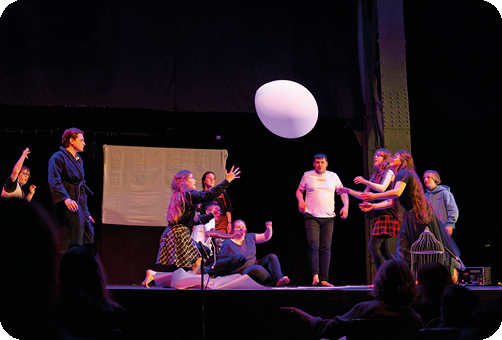 Goldstücke Festival Essen, Gruppe junger menschen balancieren einen weissen Ballon