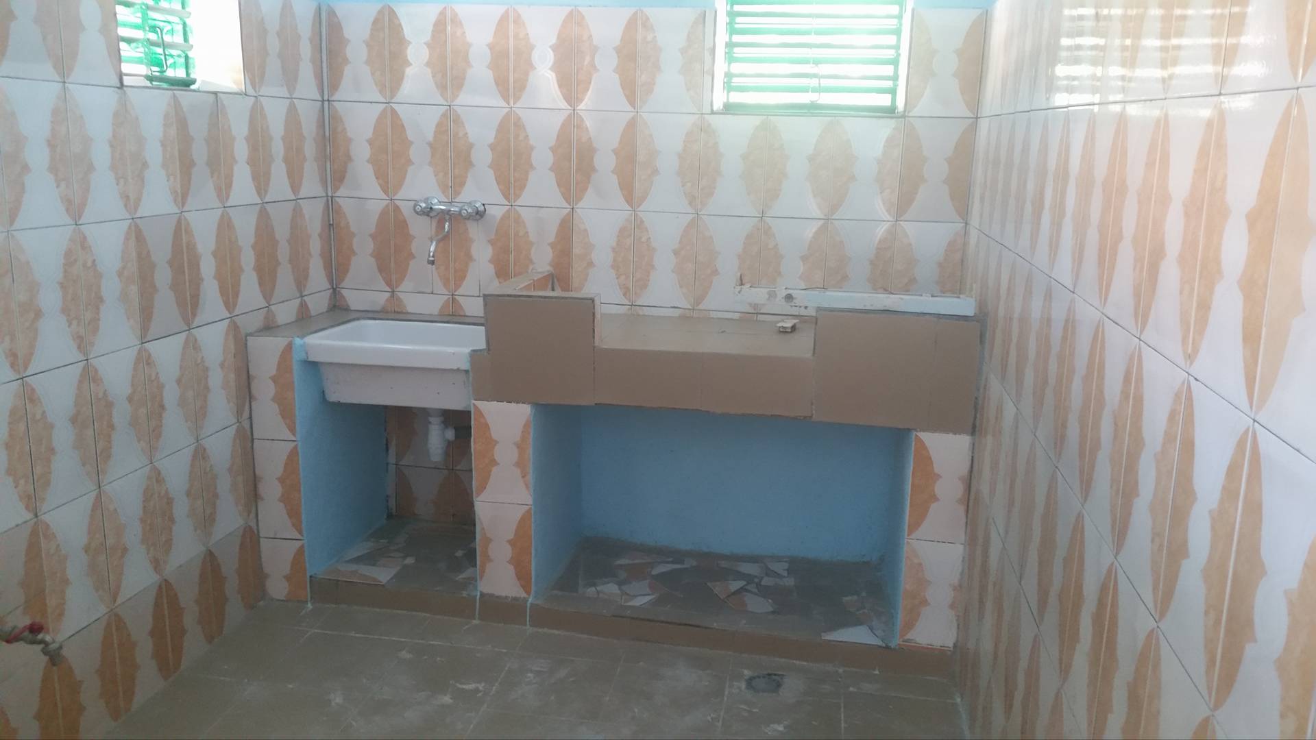 Das neue Badezimmer ist noch in Bearbeitung: Eine Wickelkommode à la Burkina wurde schon gebaut. Nun kommt noch eine Badewanne hinzu, die das Waschen der Babys erleichtern wird.