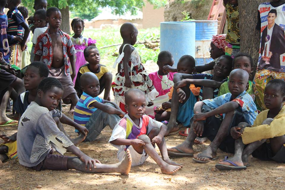 Die Kinder warten geduldig auf den Beginn des Festes anlässlich unseres Besuches in Kolgondiéssé.