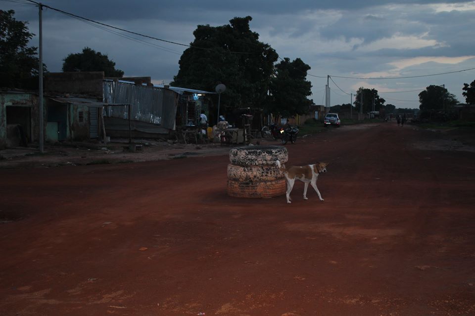 Alltag: Ein Kreisel à la Burkina.