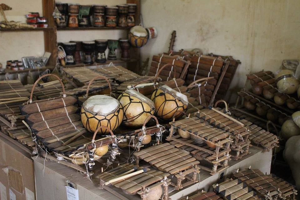 Auch traditionelle Musikinstrumente werden im Village Artisanal hergestellt und verkauft.