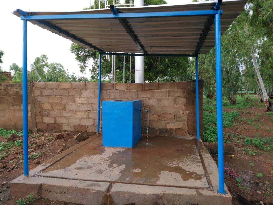 Ausserhalb des Areals der Schwestern wurde ein Wasserhahn für die Dofbewohner erstellt, wo sie Trinkwasser mit sehr guter Qualität holen können.