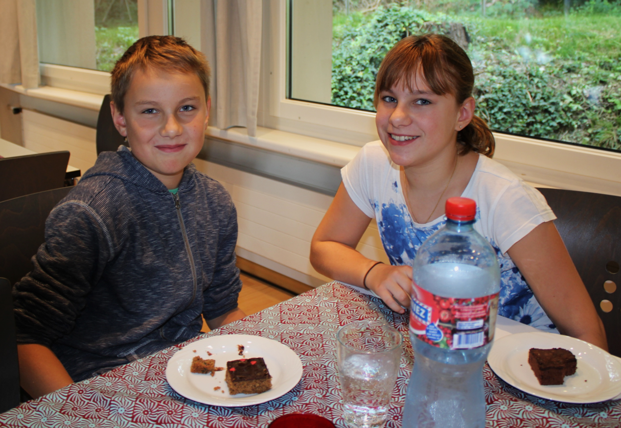 Jung und Alt genossen die feinen selbstgemachten Kuchen. Herzlichen Dank an dieser Stelle an alle KuchenbäckerInnen!