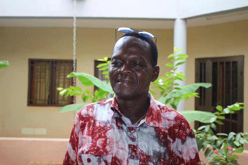 Benjamin Sawadogo hat über Jahre hinweg Schritt für Schritt eine Schule aus privaten Mitteln aufgebaut. Heute besuchen über 800 SchülerInnen dieses Gymnasium. Wir unterstützen dort rund 100 Jugendliche mit Schülerpatenschaften.