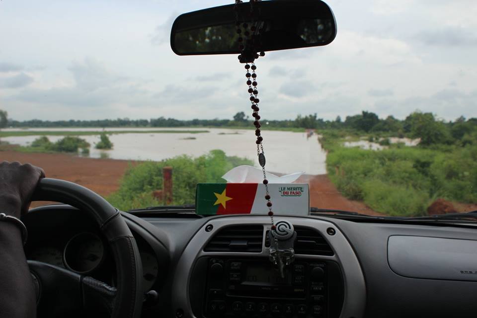 Auf dem Weg zu unserem nächsten Besuch: durch die Starken Regenfälle entstand ein kleiner See, den wir überqueren mussten.
