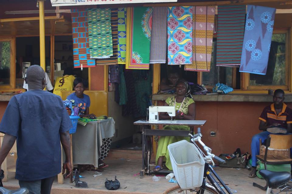 Typisch Burkina: viele bunte Stoffe!