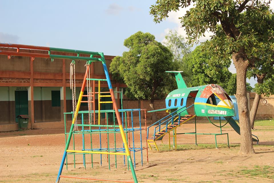 Der LSI-Kindergarten mit Spielplatz.