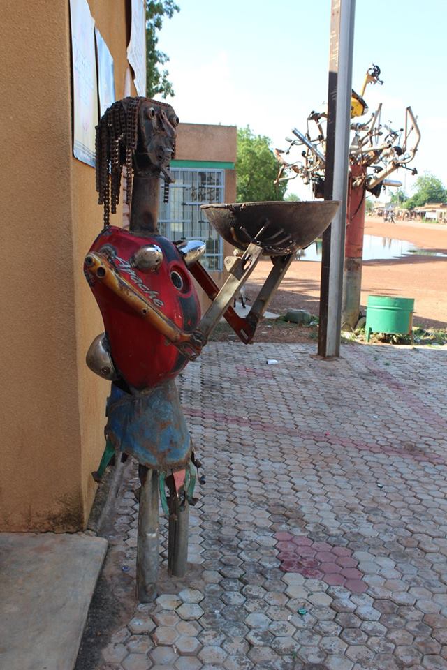 Burkinsche Kunst, entdeckt am Strassenrand.
