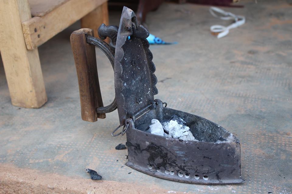 Solche Bügeleisen werden in Burkina immer noch oft gesehen, da es in vielen Orten keinen Strom gibt.