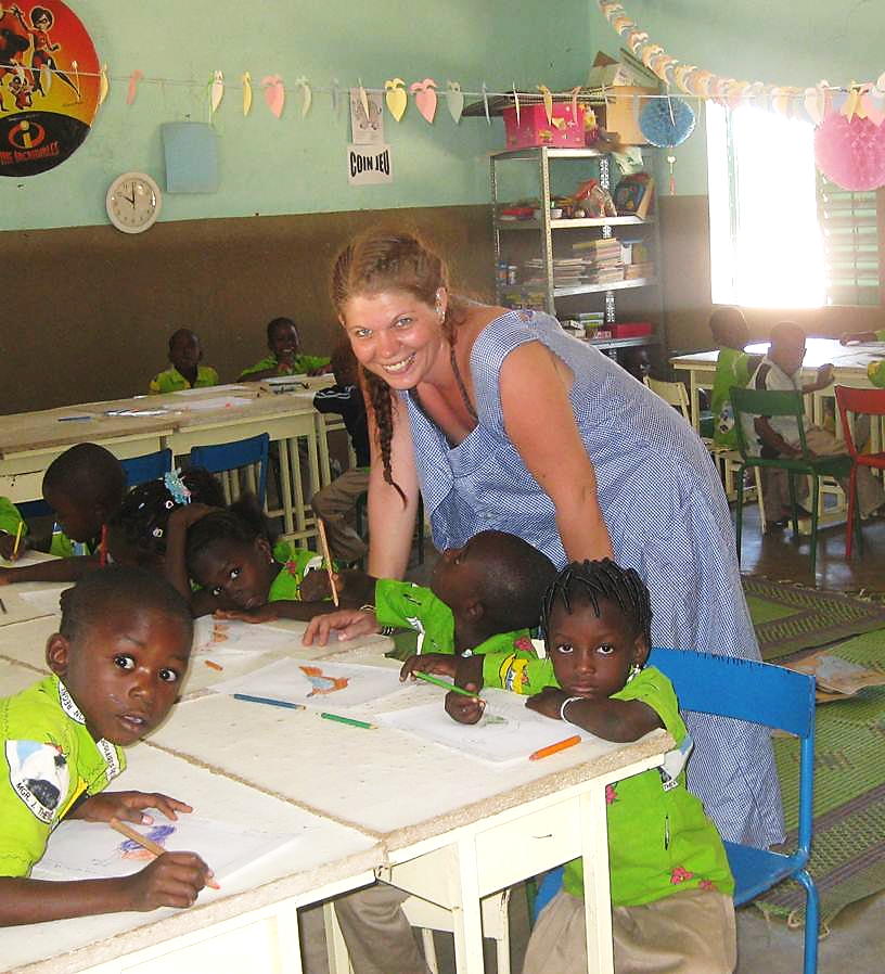 Doch Tanja hat sich nicht nur mit den Kindern amüsiert, sie konnte ihnen auch etwas beibringen und half im LSI-Kindergarten fleissig mit.