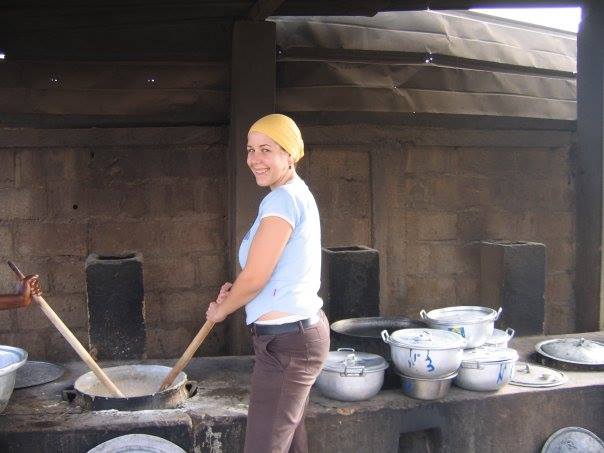 Kochen auf offenem Feuer in riesigen Töpfen ist eine Herausforderung, der sich Lisa gerne annahm.