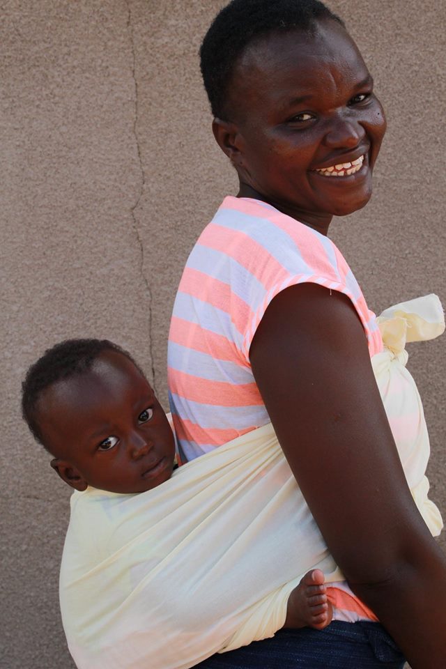 Tantie Noellie ist Erzieherin im Zentrum. In Afrika werden Kleinkinder auf den Rücken gebunden, damit sie überallhin, z.B. auch zur Arbeit auf dem Feld, mitgenommen werden können.