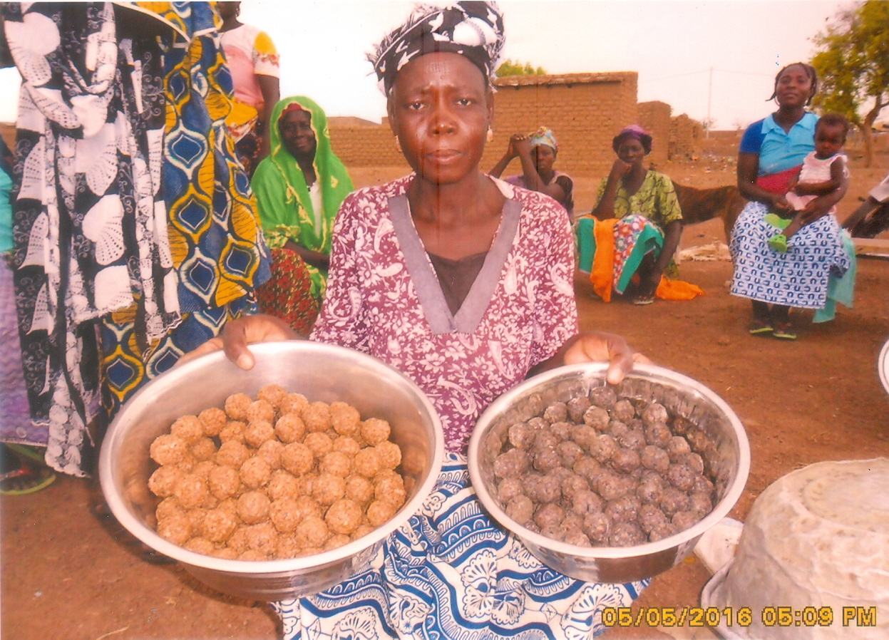 Die Frauen des Dorfes bereiten diverse traditionelle Nahrungsmittel zu. Hierbei handelt es sich um "Soumbala". Die Burkinabè nennen es "das Maggie von Afrika" und würzen damit Reis, Suppen oder Saucen.